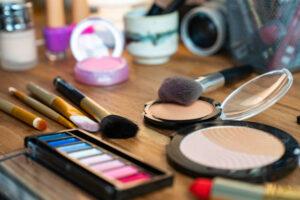 The Ultimate Guide to Building Your Makeup Kit: A Comprehensive List